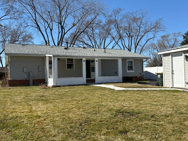 Building Photo - 935 Elmwood Ln