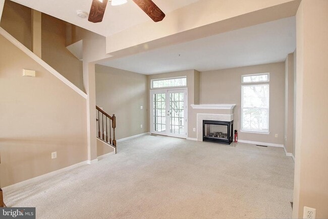 Building Photo - 586 Eisenhower Dr
