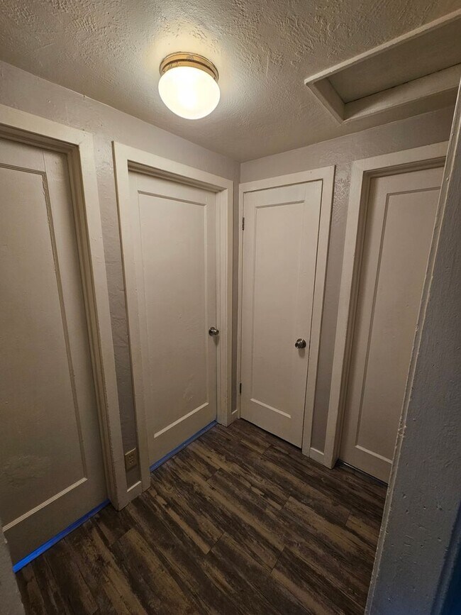 Building Photo - 2 Bedroom 1 Bath Upstairs Apartment in Chico!