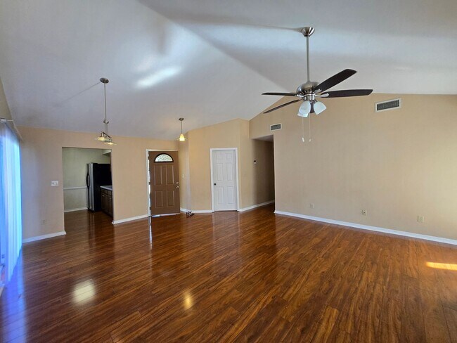 Building Photo - 3/2 in Northridge