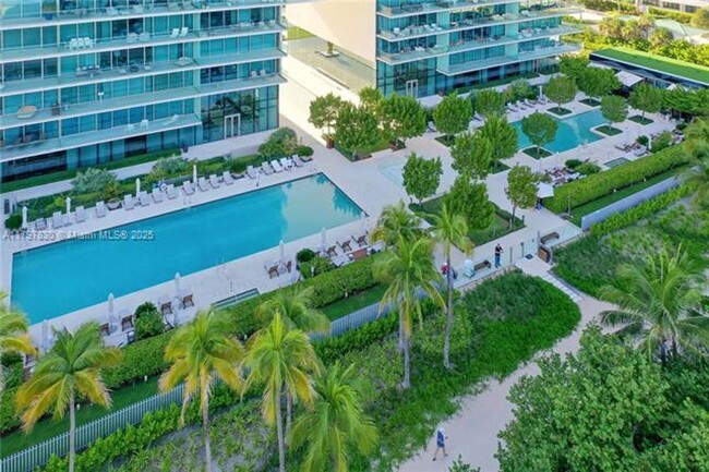 Building Photo - 10201 Collins Ave
