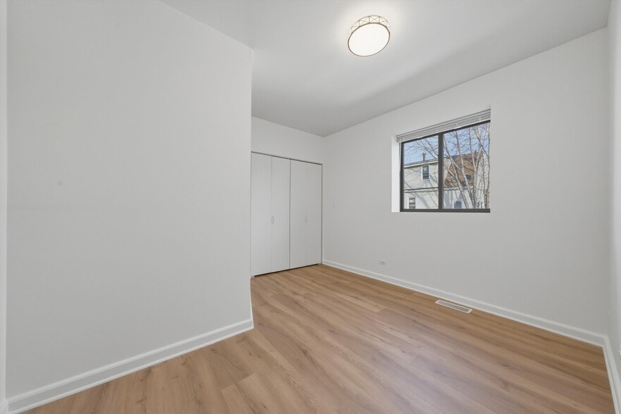 Building Photo - 4537 N Greenview Ave