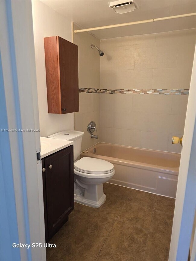 Building Photo - 1025 Country Club Dr