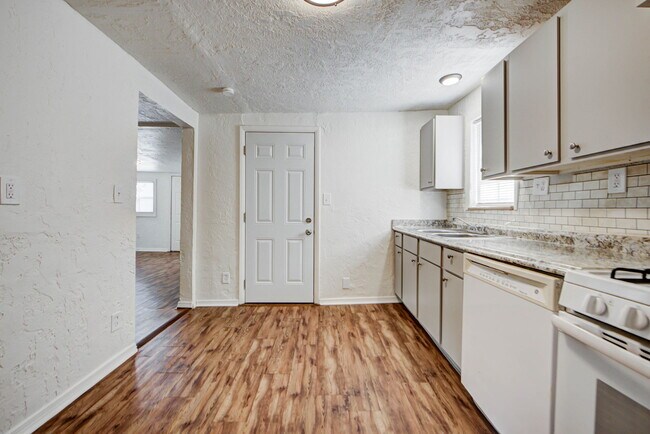 Building Photo - 204 S Stewart Ave