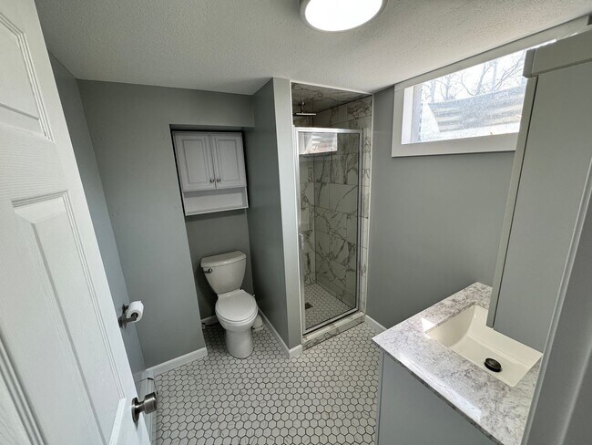 Building Photo - Newly updated 2 bedroom apartment