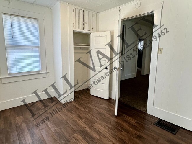 Building Photo - Large four bedroom in Farrington's Grove Historical District