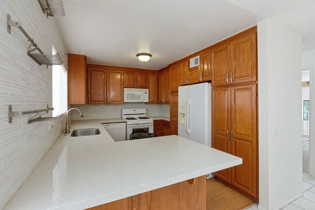 Building Photo - 10444 Canoga Ave