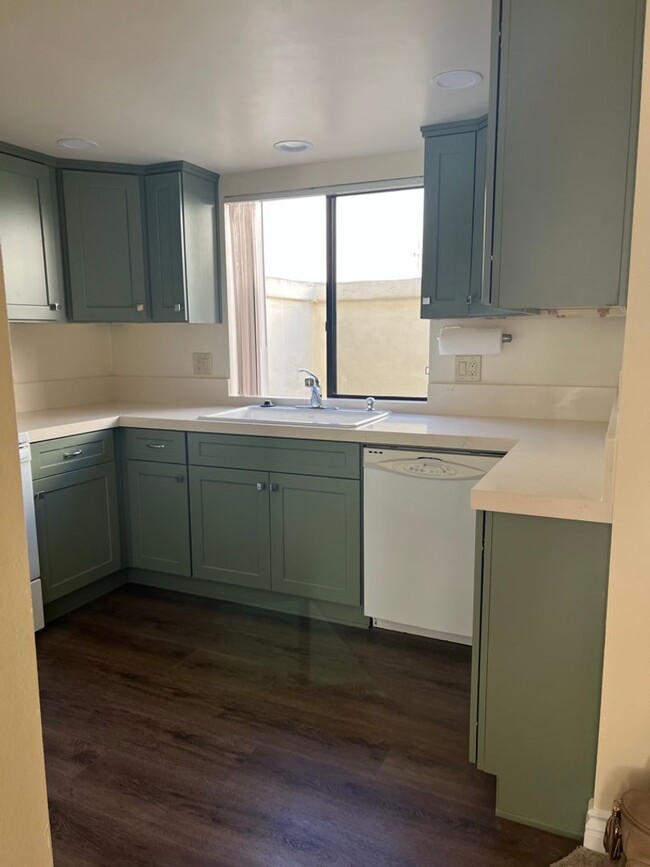 Building Photo - Meticulously maintained condo - 2 main bed...