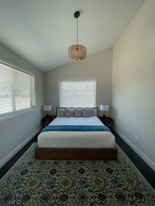 Building Photo - 2bd, 2ba Reno Bungalow in the Riverwalk Di...