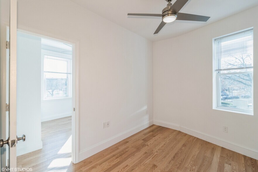 Building Photo - 151 Park Dr