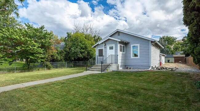 Building Photo - 1123 Prosser Ave