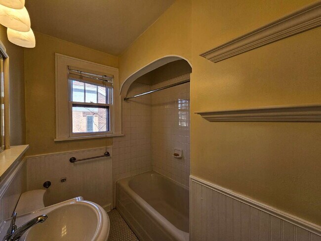 Building Photo - 1401 Roslyn St