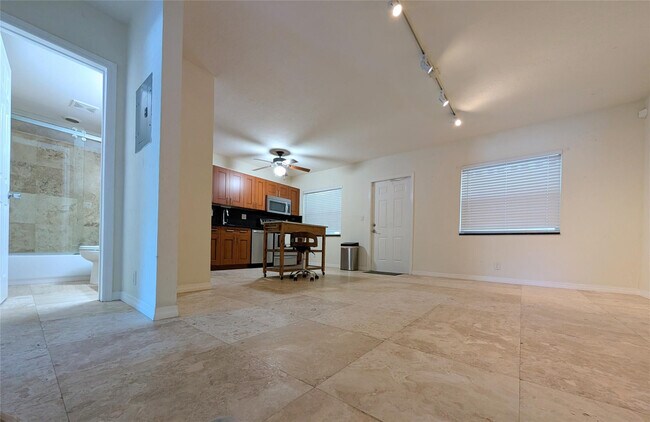 Building Photo - 1470 N Dixie Hwy