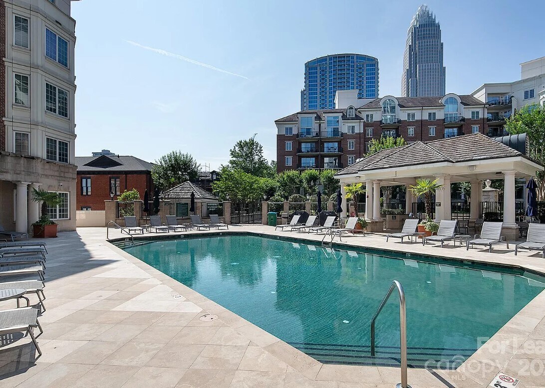 Building Photo - 300 W 5th St