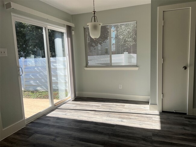 Building Photo - 11956 Chanteloup Dr