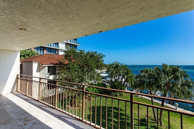 Building Photo - 1632 S Bayshore Ct