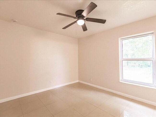 Building Photo - 5201 NW 17th Ct