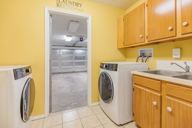 Building Photo - Charming 3 Bedroom 2 Bathroom - Spacious & Fenced Backyard