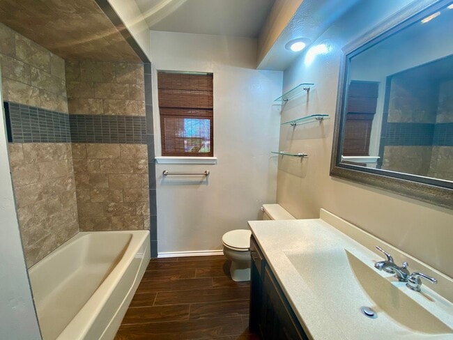 Building Photo - AVAILABLE NOW!!