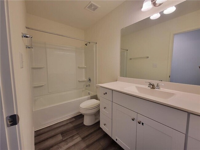 Building Photo - 421 Wren Ln