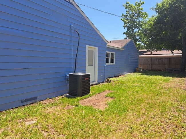 Building Photo - 4 bed / 2 bath / 2 car garage