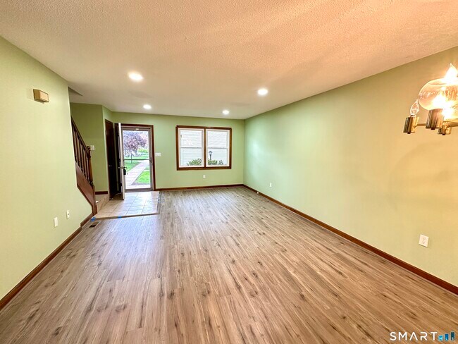 Building Photo - 10 Windwood Dr