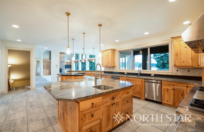 Building Photo - Gorgeous, Gated and Lake Front in Oregon City