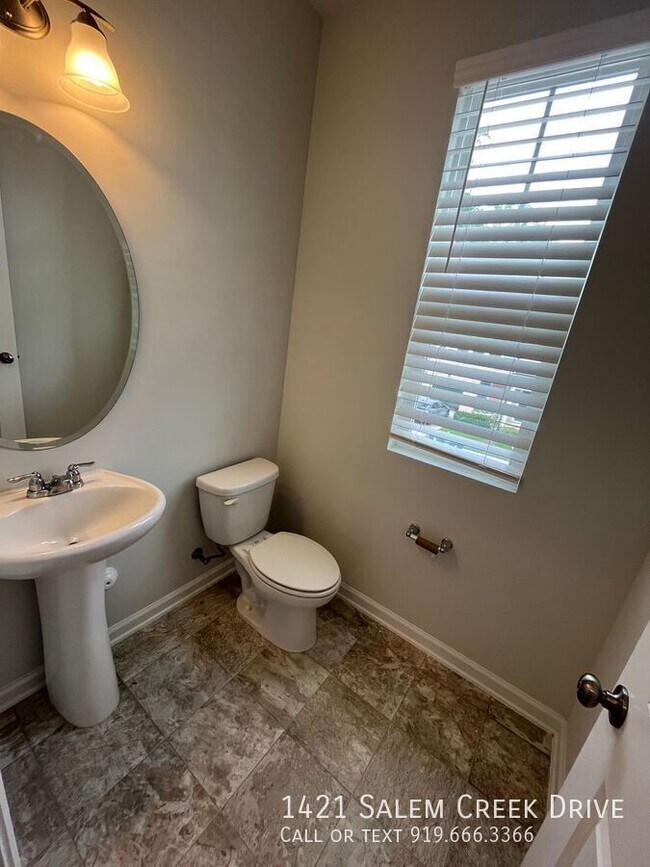 Building Photo - 1421 Salem Creek Dr