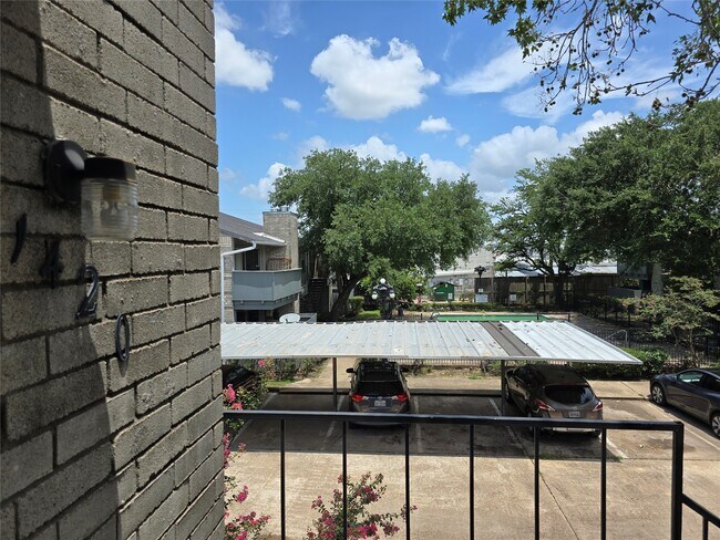 Building Photo - 9797 Leawood Blvd