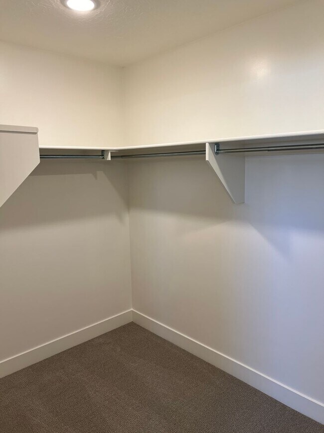 Building Photo - BRAND NEW 4 bedroom townhome in South Dese...