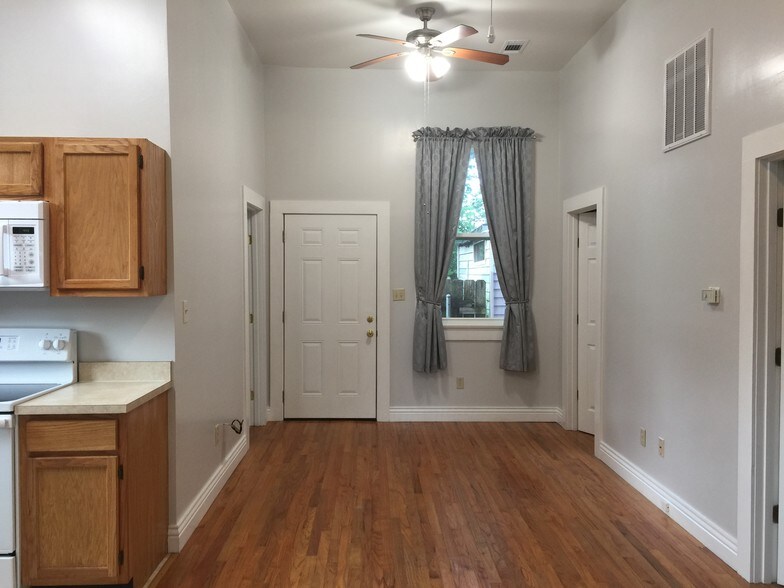 Den - 2513 Annunciation St