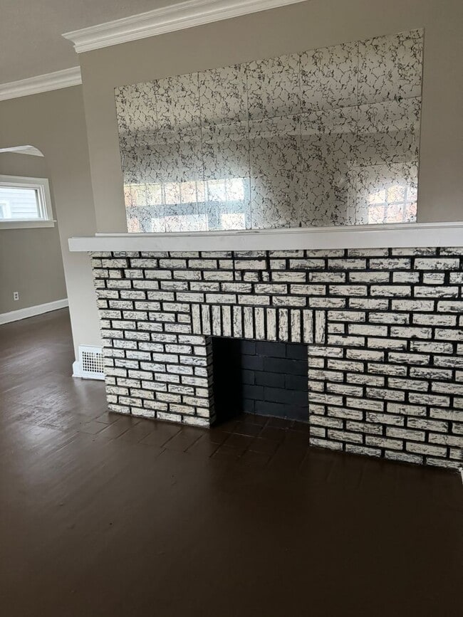 Building Photo - Bonus room