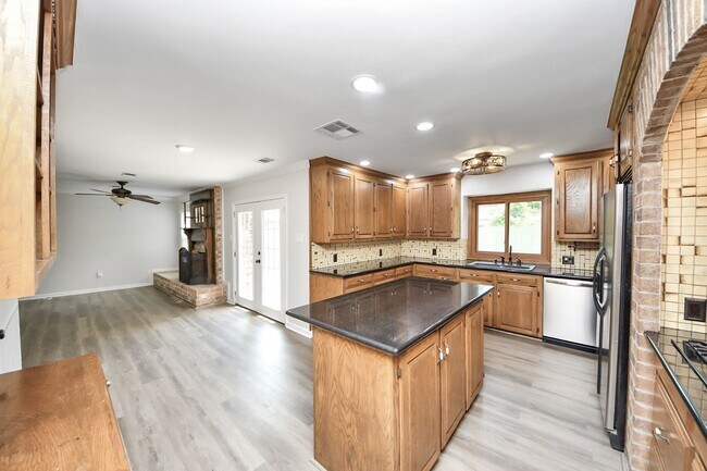 Building Photo - 3923 Cypress Lake Dr