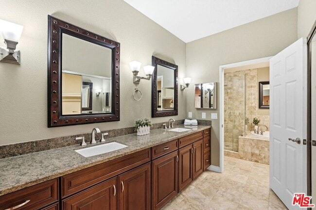 Building Photo - 6505 Beachview Dr