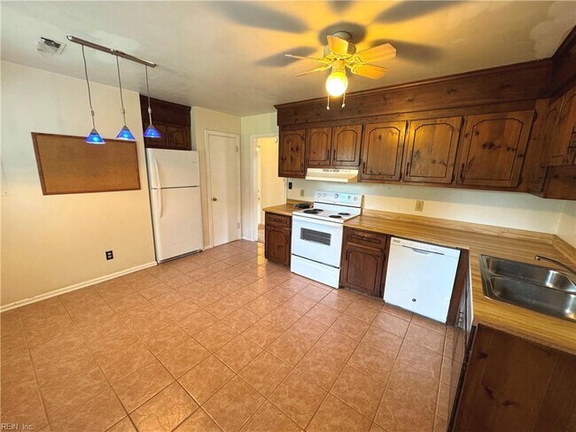 Building Photo - 312 Christa Dr