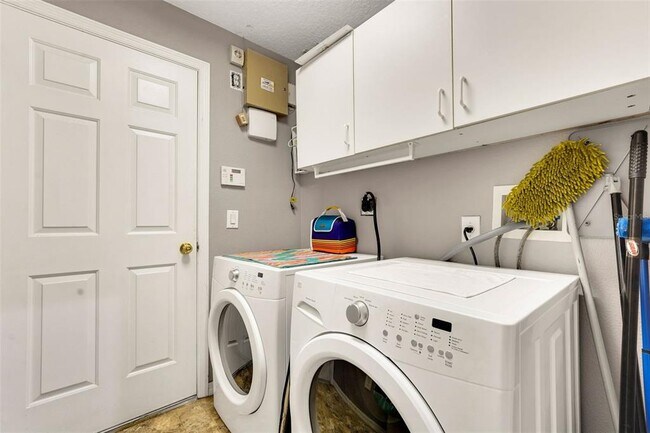 Building Photo - 273 Englenook Dr