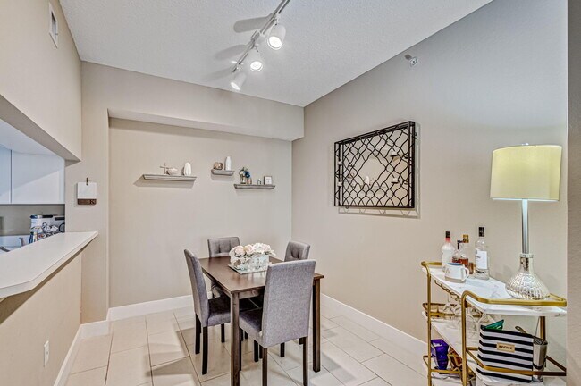 Building Photo - 3019 Alcazar Pl