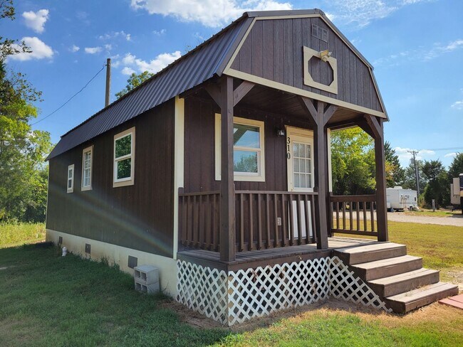 Building Photo - Cute Tiny Home near Cedar Creek Lake.  Fur...