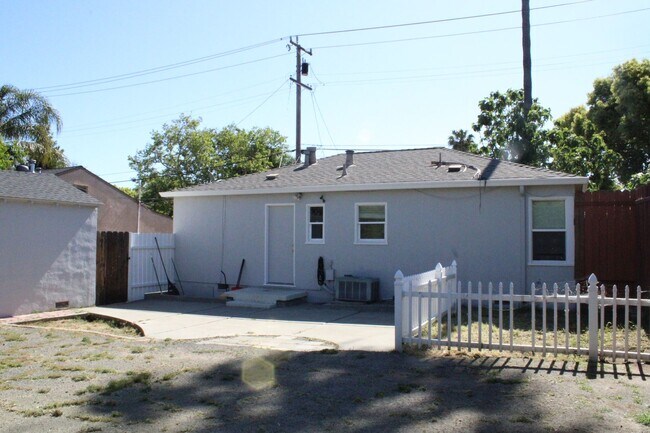 Building Photo - **COMING SOON** Adorable 2 Bedroom, 1 Bath...