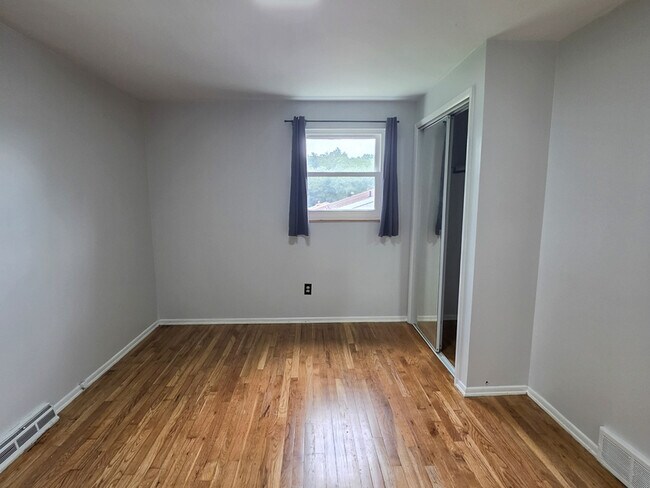 Building Photo - 408 Hazelnut Dr