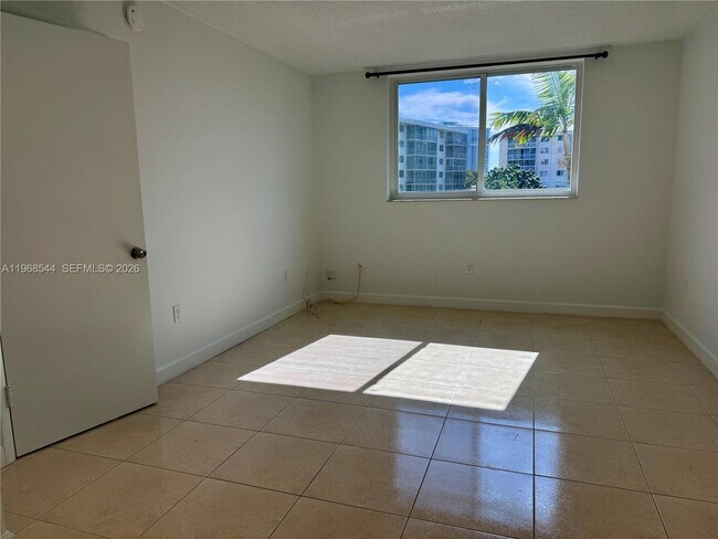 Building Photo - 2855 Leonard Dr