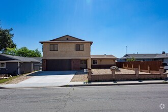 Building Photo - Spacious Lakeside Family Home!