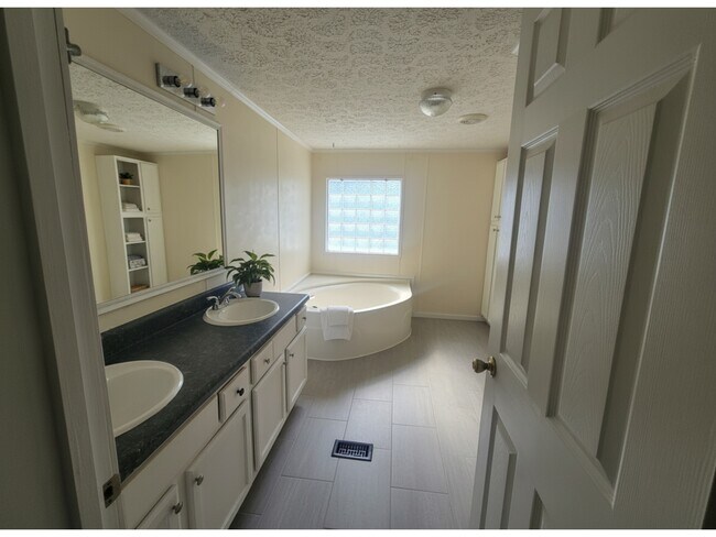 Building Photo - 235 Alview Dr