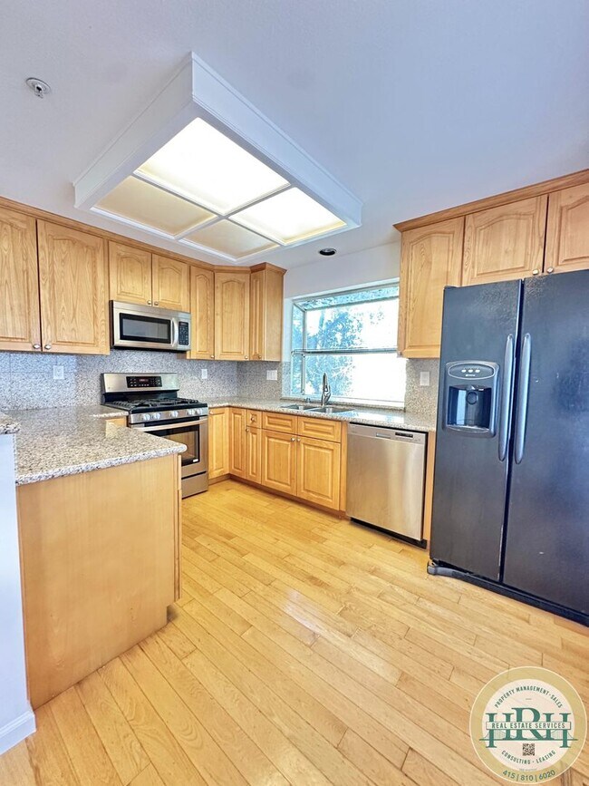 Building Photo - Charming 3BR|2.5BA Palo Alto Townhome – Pr...