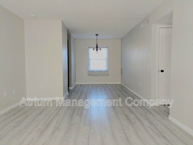 Building Photo - 1920 Edgewood Dr