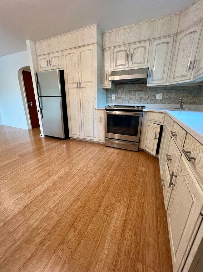 Building Photo - Gorgeous 3-Bedroom Townhome with One-Car Garage in Roxborough! Available NOW!