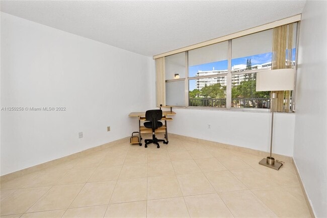 Building Photo - 1300 NE Miami Gardens Dr