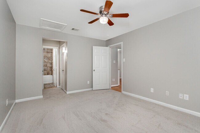 Building Photo - 2 Bedroom, 2 Bath Apartment in Munger Place!