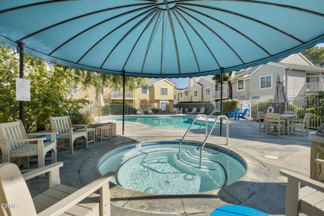 Community hot tub - 6638 Clybourn Ave