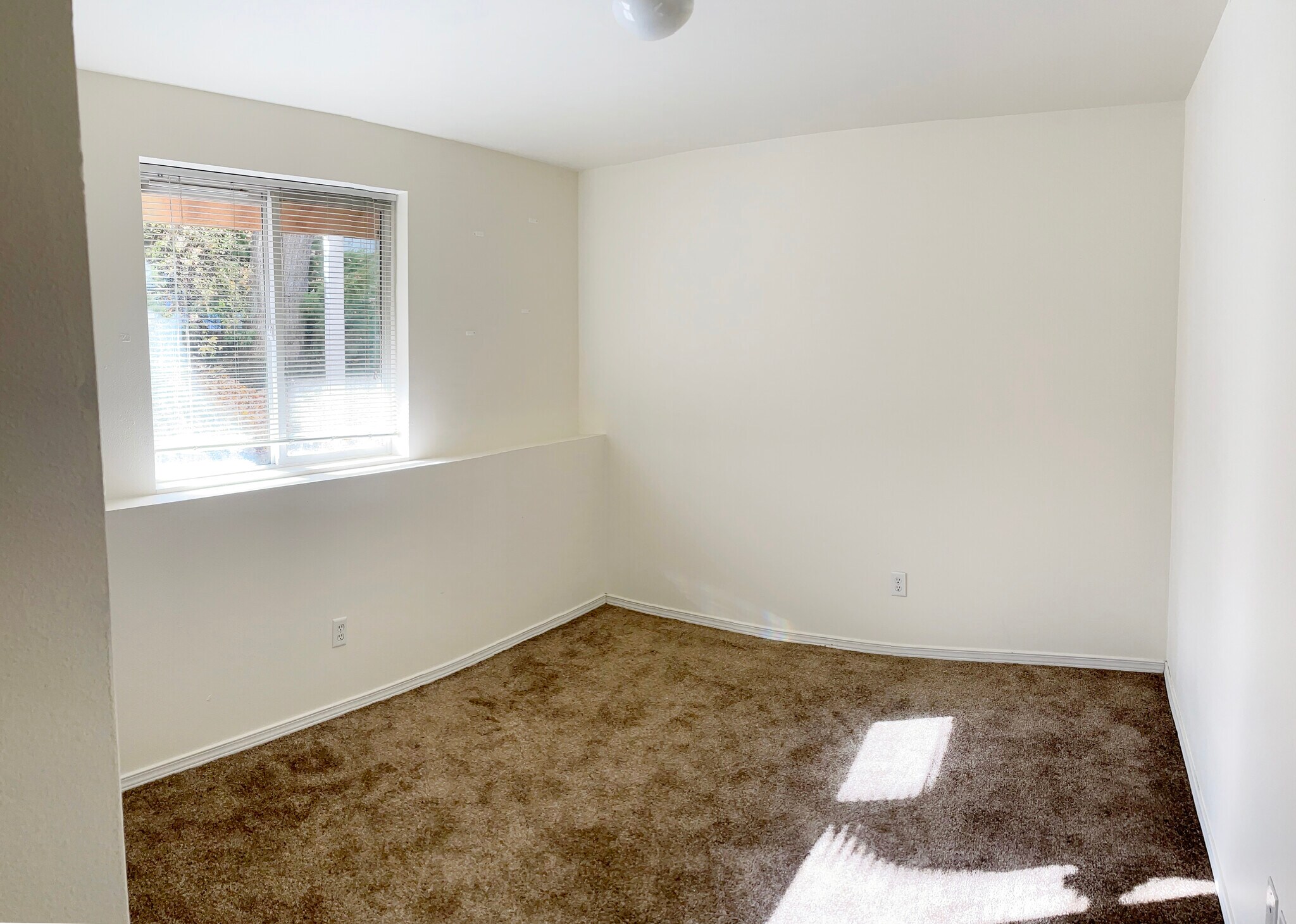 Building Photo - 1020 NE Alfred Ln